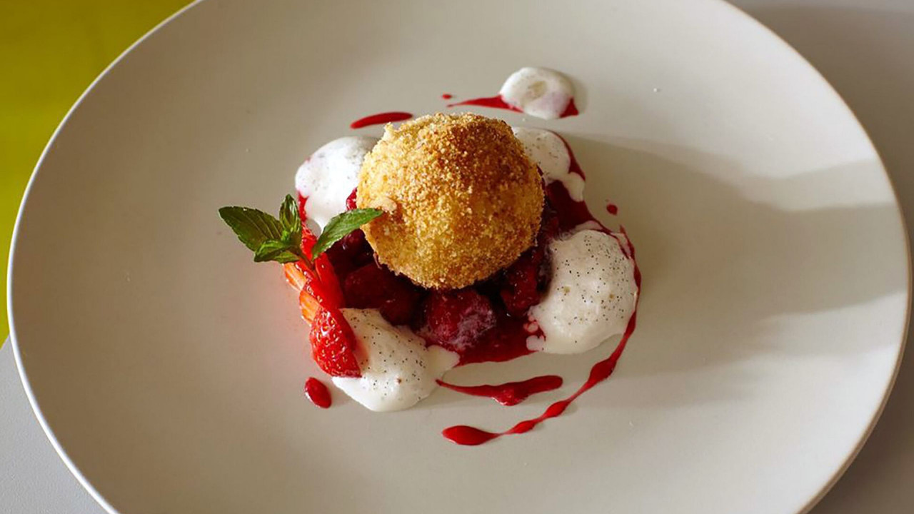 Schmatzo: Gefüllte Topfenknödel mit Himbeeren und Vanillecreme - ORF ON Schmatzo: Gefüllte Topfenknödel mit Himbeeren und Vanillecreme - ORF ON